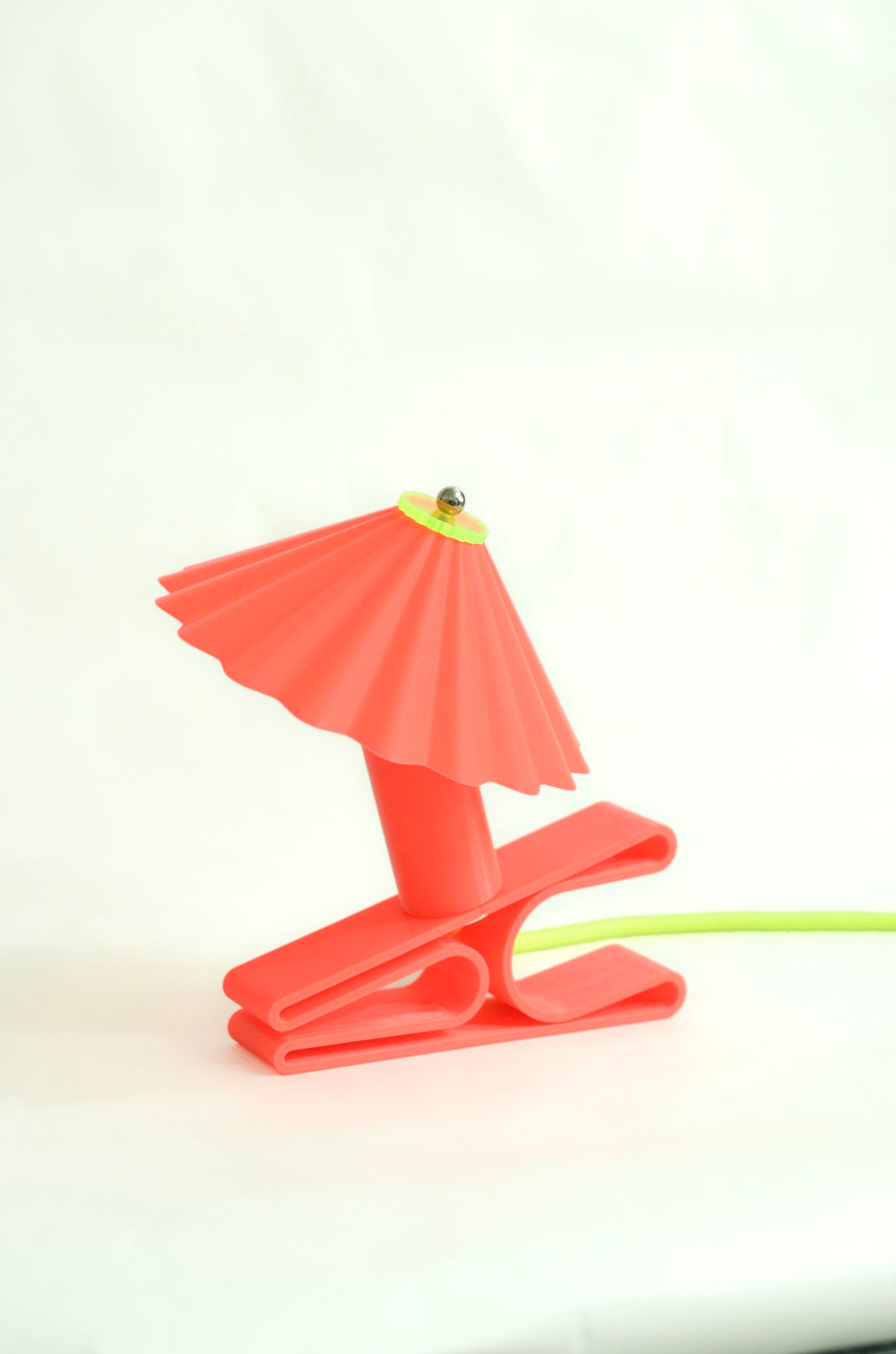 lampe pince parasol colorée