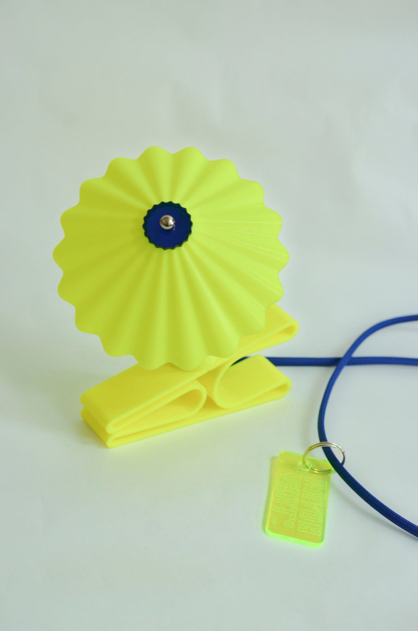 lampe pince parasol colorée