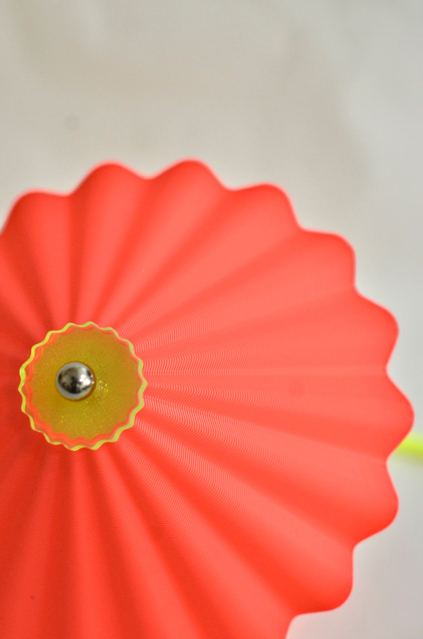 lampe pince parasol colorée