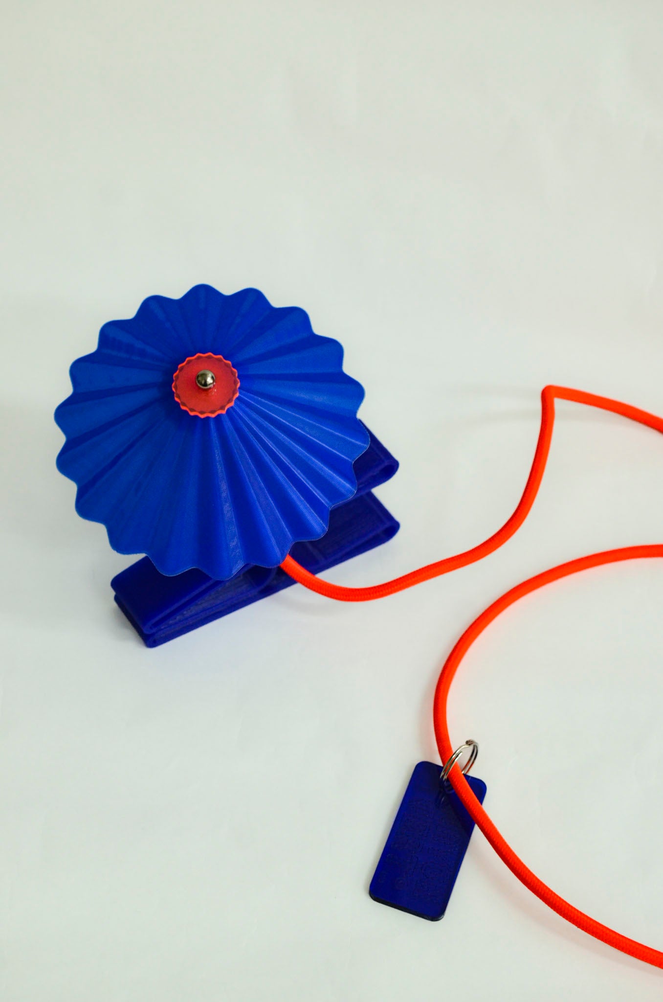 lampe pince parasol colorée
